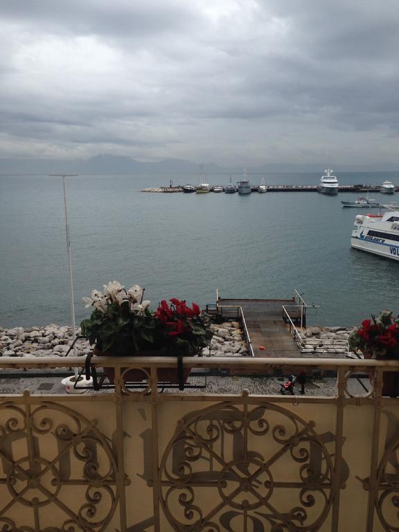 La Dimora Dei Baroni Bed & Breakfast Napoli Ruang foto