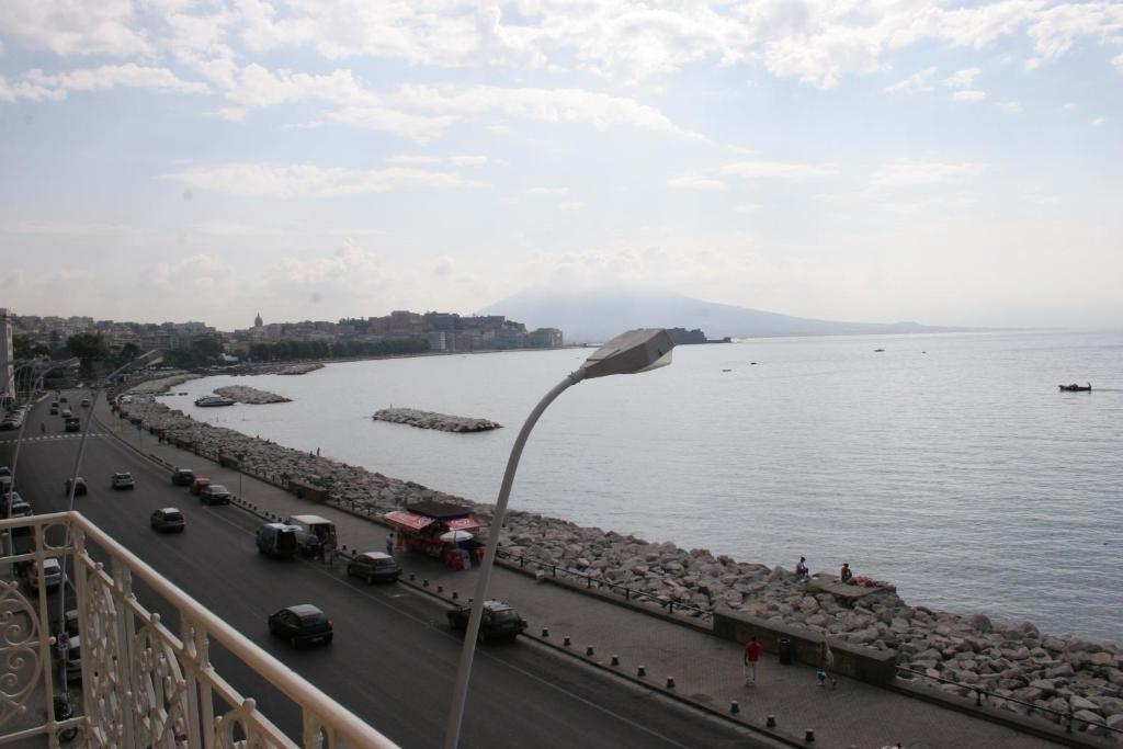 La Dimora Dei Baroni Bed & Breakfast Napoli Bagian luar foto
