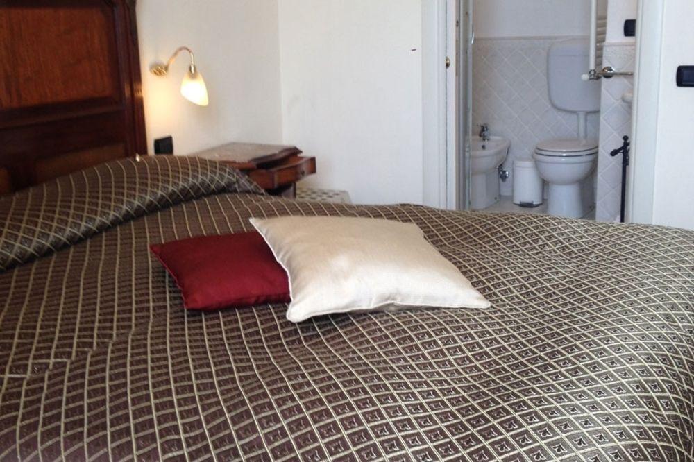 La Dimora Dei Baroni Bed & Breakfast Napoli Bagian luar foto